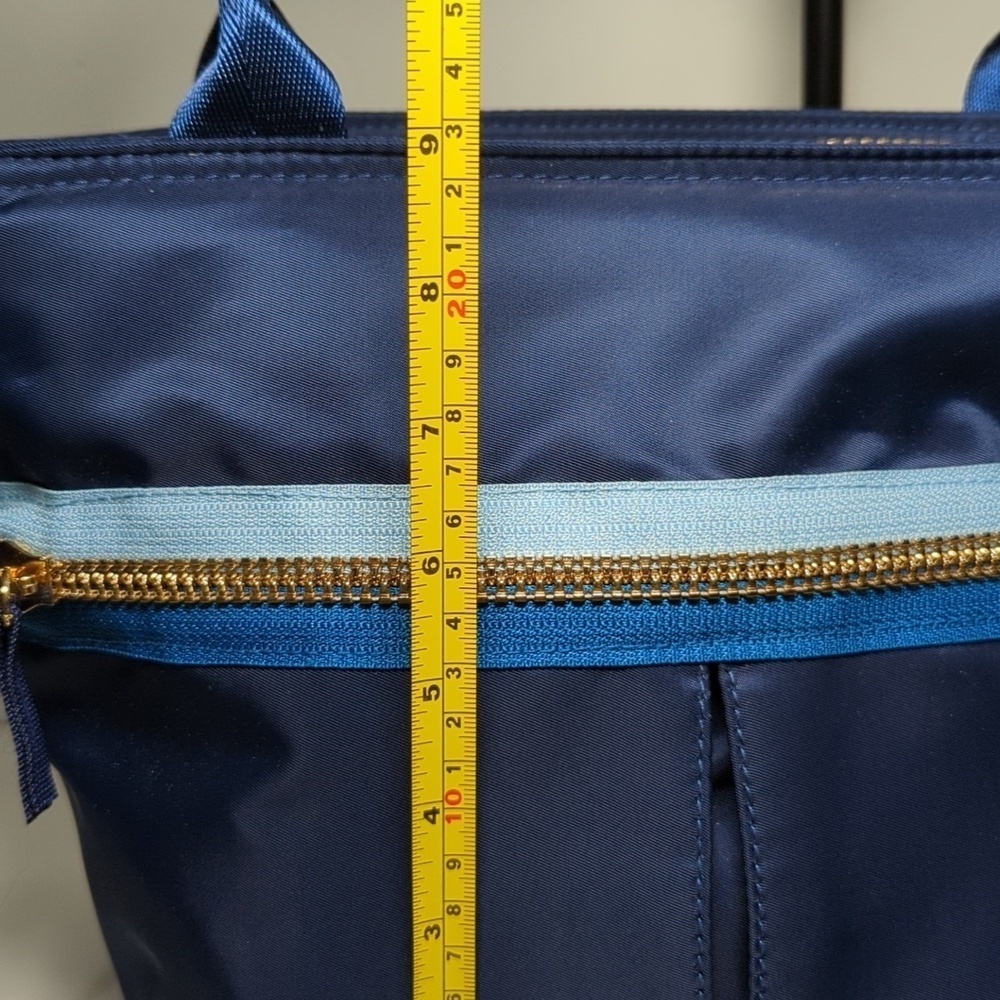 NWOT Adrienne Vittadini insulated lunch tote with three-piece container set - Picture 4 of 12